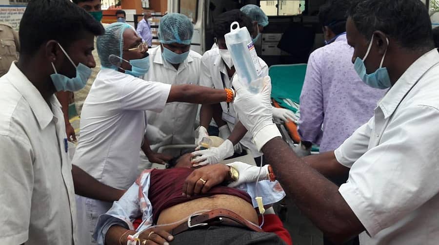 ಚಾಕು ಇರಿತಕ್ಕೊಳಗಾದ ಬಂಗಾರಪೇಟೆ ತಹಶೀಲ್ದಾರ್ ಬಿ.ಕೆ.ಚಂದ್ರಮೌಳೇಶ್ವರ ಅವರನ್ನು ಆಸ್ಪತ್ರೆಗೆ ಕರೆತಂದ ಕ್ಷಣ.