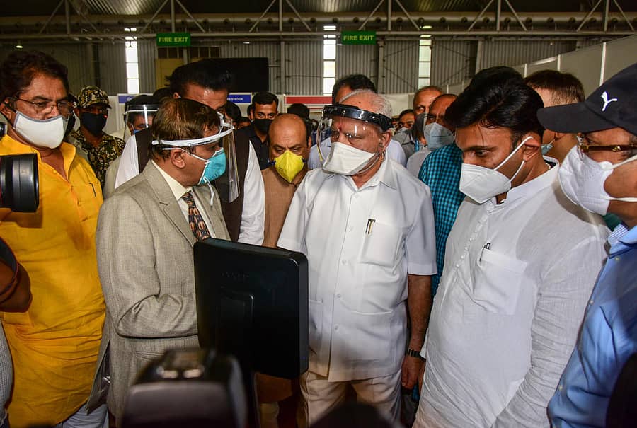 ಆರೈಕೆ ಕೇಂದ್ರವನ್ನು ಮುಖ್ಯಮಂತ್ರಿ ಬಿ.ಎಸ್‌. ಯಡಿಯೂರಪ್ಪ ಗುರುವಾರ ಪರಿಶೀಲಿಸಿದರು. ಈ ವೇಳೆ ಸೋಂಕಿತರ ಆರೈಕೆಗೆ ಬಳಸುವ ರೋಬೋಟ್‌ ಬಗ್ಗೆ ಕೋವಿಡ್‌ ಪರೀಕ್ಷೆಯ ನೋಡಲ್‌ ಅಧಿಕಾರಿ ಡಾ.ಸಿ.ಎನ್‌.ಮಂಜುನಾಥ್‌ ವಿವರಿಸಿದರು. ಸಚಿವರಾದ ಬಸವರಾಜ ಬೊಮ್ಮಾಯಿ, ಆರ್‌. ಅಶೋಕ, ಡಾ.ಕೆ. ಸುಧಾಕರ್‌, ಬಿ. ಶ್ರೀರಾಮುಲು ಇದ್ದರು