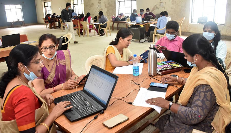 ಮೈಸೂರು ಜಿಲ್ಲಾ ಆರೋಗ್ಯಾಧಿಕಾರಿ ಕಚೇರಿ ಆವರಣದಲ್ಲಿನ ಶಿಕ್ಷಕರ ಭವನದಲ್ಲಿ ಕೋವಿಡ್–19 ಸೋಂಕಿತರ ಸಂಪರ್ಕಿತರನ್ನು ಪತ್ತೆ ಹಚ್ಚುವ ತಂಡದ ಕಾರ್ಯವೈಖರಿ