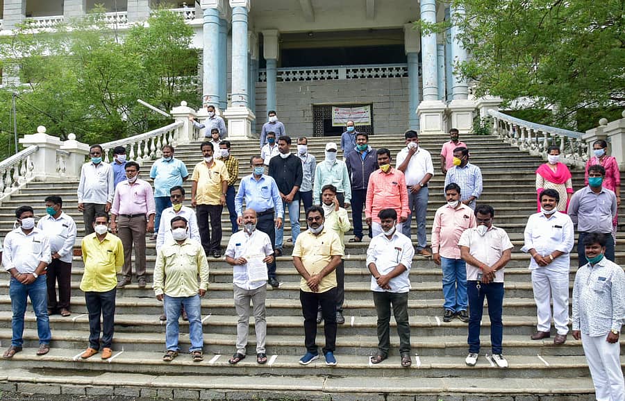 ತಹಶೀಲ್ದಾರ್ ಚಂದ್ರಮೌಳೇಶ್ವರ ಅವರ ಕೊಲೆ ಖಂಡಿಸಿ ಕಲಬುರ್ಗಿಯಲ್ಲಿ ಶುಕ್ರವಾರ ಪ್ರತಿಭಟನೆ ನಡೆಸಲಾಯಿತು