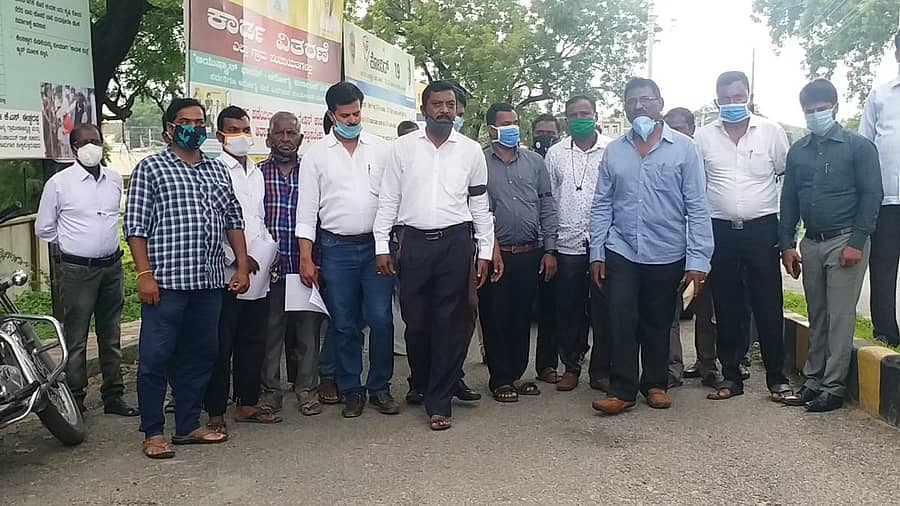 ಬಂಗಾರಪೇಟೆ ತಹಶೀಲ್ದಾರ್ ಬಿ.ಕೆ.ಚಂದ್ರಮೌಳೇಶ್ವರ ಹತ್ಯೆ ಖಂಡಿಸಿ ರಾಯಚೂರಿನಲ್ಲಿ ಕರ್ನಾಟಕ ರಾಜ್ಯ ಸರ್ಕಾರಿ ನೌಕರರ ಸಂಘದ ಜಿಲ್ಲಾ ಘಟಕದ ಪದಾಧಿಕಾರಿಗಳು ಜಿಲ್ಲಾಧಿಕಾರಿ ಕಚೇರಿ ಎದುರು ಕೈಗೆ ಕಪ್ಪು ಪಟ್ಟಿ ಧರಿಸಿ ಮೌನ ಪ್ರತಿಭಟನೆ ನಡೆಸಿದರು