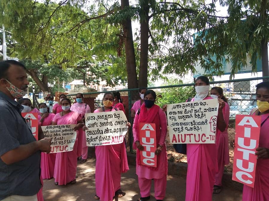ಆರೋಗ್ಯ ಸೇವೆ ಸ್ಥಗಿತಗೊಳಿಸಿ ಜಿಲ್ಲಾಧಿಕಾರಿ ಕಚೇರಿ ಎದುರು ಪ್ರತಿಭಟನೆ ನಡೆಸಿದ ಆಶಾ ಕಾರ್ಯಕರ್ತೆಯರು