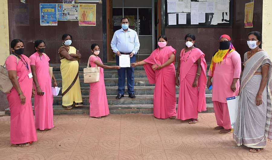 ವಿವಿಧ ಬೇಡಿಕೆಗಳ ಈಡೇರಿಕೆಗೆ ಆಗ್ರಹಿಸಿ ಬೀದರ್‌ನಲ್ಲಿ ಶುಕ್ರವಾರ ಆಶಾ ಕಾರ್ಯಕರ್ತರು ಜಿಲ್ಲಾ ಆರೋಗ್ಯ ಮತ್ತು ಕುಟುಂಬ ಕಲ್ಯಾಣ ಅಧಿಕಾರಿಗೆ ಮನವಿಪತ್ರ ಸಲ್ಲಿಸಿದರು