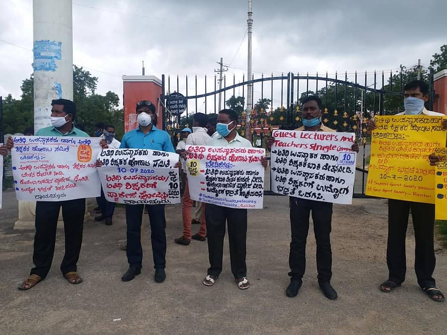 ರಾಯಚೂರಿನಲ್ಲಿ ಕರ್ನಾಟಕ ರಾಜ್ಯ ಅತಿಥಿ ಉಪನ್ಯಾಸಕರು ಹಾಗೂ ಅತಿಥಿ ಶಿಕ್ಷಕರ ಹೋರಾಟ ಸಮಿತಿ ಪದಾಧಿಕಾರಿಗಳು ಜಿಲ್ಲಾಧಿಕಾರಿ ಕಚೇರಿ ಎದುರು ಭಿತ್ತಿಪತ್ರ ಪ್ರದರ್ಶಿಸಿ ಶುಕ್ರವಾರ ಪ್ರತಿಭಟನೆ ನಡೆಸಿದರು