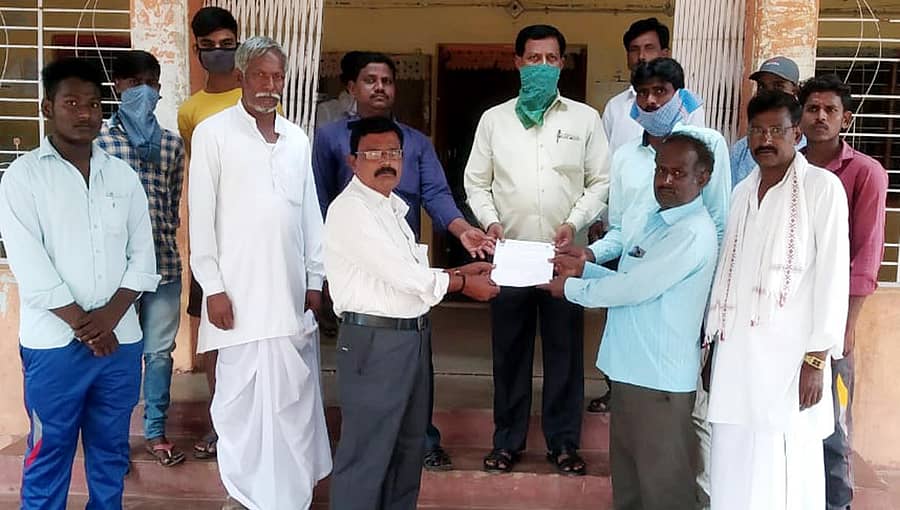 ಮುಂಬಯಿನಲ್ಲಿ ಡಾ.ಬಿ.ಆರ್.ಅಂಬೇಡ್ಕರ್ ನಿವಾಸ ಧ್ವಂಸಗೊಳಿಸಿದ ದುಷ್ಕರ್ಮಿಗಳನ್ನು ಬಂಧಿಸುವಂತೆ ಆಗ್ರಹಿಸಿ ಕರ್ನಾಟಕ ರಾಜ್ಯ ದಲಿತ ಸಂಘರ್ಷ ಸಮಿತಿ (ಕಾಂತ್ರಿಕಾರಿ) ಕೆಂಭಾವಿ ಹೋಬಳಿ ಘಟಕದ ಪದಾಧಿಕಾರಿಗಳು ಶುಕ್ರವಾರ ಬೇಡಿಕೆ ಕುರಿತು ರಾಷ್ಟ್ರಪತಿಗಳಿಗೆ ಬರೆದ ಮನವಿ ಪತ್ರವನ್ನು ಉಪತಹಸೀಲ್ದಾರರಿಗೆ ಸಲ್ಲಿಸಿದರು.