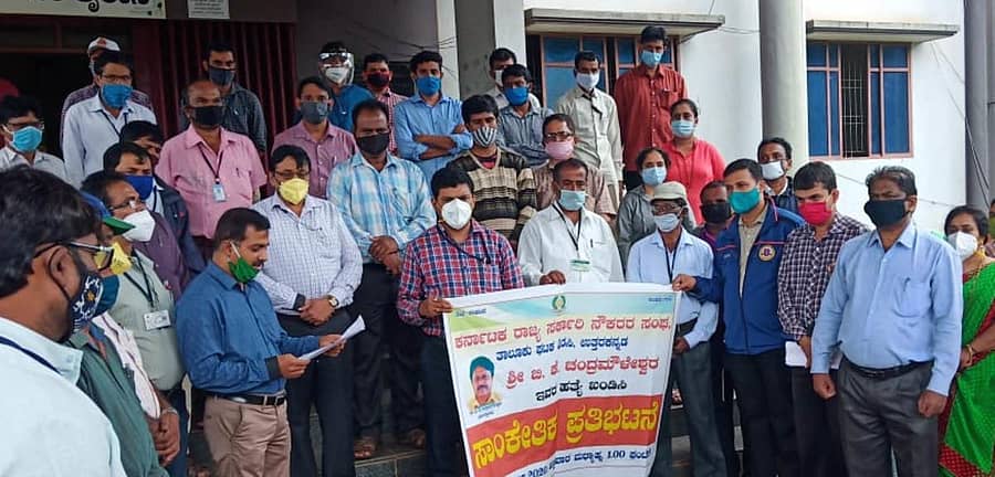 ಬಂಗಾರಪೇಟೆ ತಹಶೀಲ್ದಾರರ ಹತ್ಯೆಯನ್ನು ಖಂಡಿಸಿ, ರಾಜ್ಯ ಸರ್ಕಾರಿ ನೌಕರರ ಸಂಘದ ಶಿರಸಿ ಘಟಕದ ಪ್ರಮುಖರು ಶನಿವಾರ ಪ್ರತಿಭಟನೆ ನಡೆಸಿ, ಮನವಿ ಸಲ್ಲಿಸಿದರು