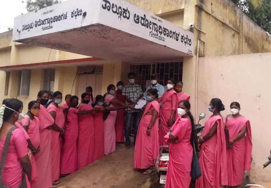 ನಗರದ ಆರೋಗ್ಯ ಅಧಿಕಾರಿಗಳ ಕಚೇರಿ ಮುಂದೆ ಪ್ರತಿಭಟನೆ ನಡೆಸಿ ಅಧಿಕಾರಿಗಳಿಗೆ ಮನವಿ ಪತ್ರ ನೀಡಿದ ಆಶಾ ಕಾರ್ಯಕರ್ತೆಯರು