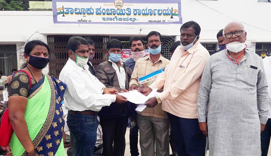 ಬಾಗೇಪಲ್ಲಿ ತಾಲ್ಲೂಕು ಪಂಚಾಯಿತಿ ಕಚೇರಿ ಮುಂದೆ ಗ್ರಾಮ ಪಂಚಾಯಿತಿ ನೌಕರರ ಬೇಡಿಕೆಗಳನ್ನು ಈಡೇರಿಸುವಂತೆ ಆಗ್ರಹಿಸಿ ತಾಲ್ಲೂಕು ಪಂಚಾಯಿತಿ ಕಾರ್ಯನಿರ್ವಹಣಾಧಿಕಾರಿ ಮಂಜುನಾಥಸ್ವಾಮಿರವರಿಗೆ ಮನವಿ ಸಲ್ಲಿಸಲಾಯಿತು