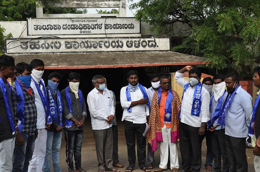 ದಲಿತ ಸೇನೆ ಕಾರ್ಯಕರ್ತರು ಡಾ.ಅಂಬೇಡ್ಕರ್ ನಿವಾಸದ ಮೇಲಿನ ಕಲ್ಲುತೂರಾಟ ಖಂಡಿಸಿ ಆಳಂದ ತಹಶೀಲ್ದಾರ್ ಮೂಲಕ ಮನವಿ ಪತ್ರ ಸಲ್ಲಿಸಿದರು