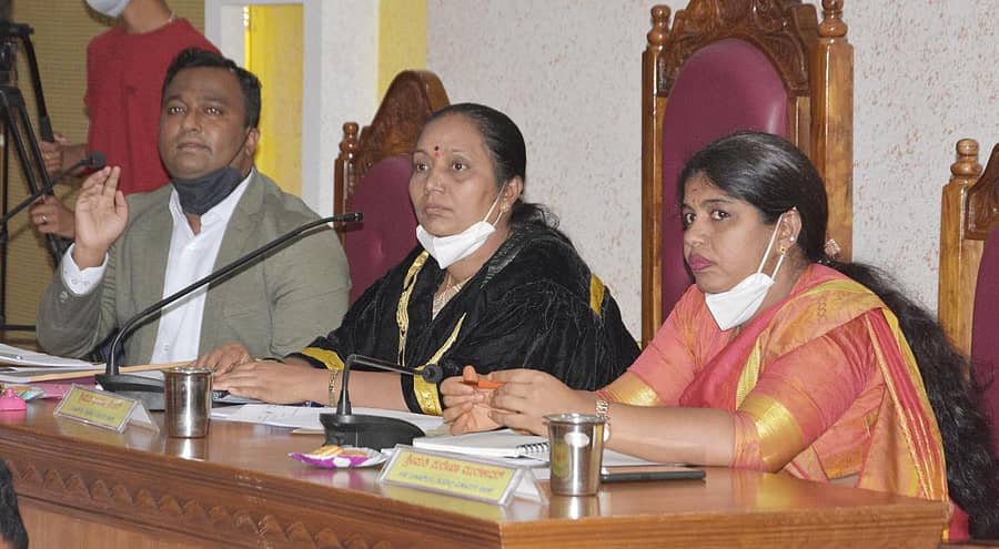 ಶಿವಮೊಗ್ಗ ನಗರ ಪಾಲಿಕೆಯಲ್ಲಿ ಶುಕ್ರವಾರ ನಡೆದ ಸಾಮಾನ್ಯ ಸಭೆಯಲ್ಲಿ ಆಯುಕ್ತ ಚಿದಾನಂದ ವಟಾರೆ ಮಾತನಾಡಿದರು.