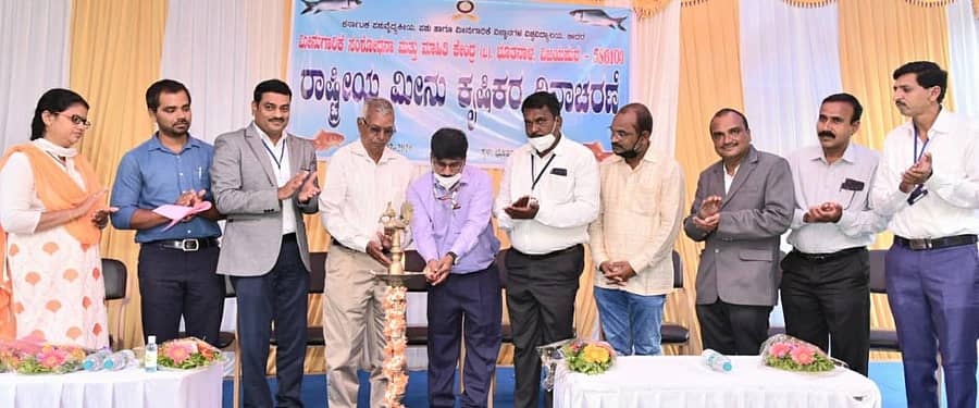 ವಿಜಯಪುರದಲ್ಲಿ ಶುಕ್ರವಾರ ಆಯೋಜಿಸಿದ್ದ ಒಳನಾಡು ಮೀನುಗಾರಿಕೆ ತರಬೇತಿ ಕಾರ್ಯಾಗಾರವನ್ನು ಡಾ.ಎಸ್.ಐ.ಹನಮಶೆಟ್ಟಿ ಉದ್ಘಾಟಿಸಿದರು