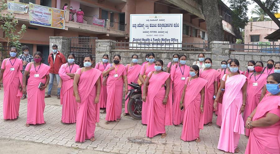 ಶಿವಮೊಗ್ಗದಲ್ಲಿ ಶುಕ್ರವಾರ ಆಶಾ ಕಾರ್ಯಕರ್ತರು ಮಾಸಿಕ ₨ 12 ಸಾವಿರ ಗೌರವಧನ ಖಾತರಿಪಡಿಸಬೇಕು ಎಂದು ಒತ್ತಾಯಿಸಿ ಪ್ರತಿಭಟನೆ ನಡೆಸಿದರು.