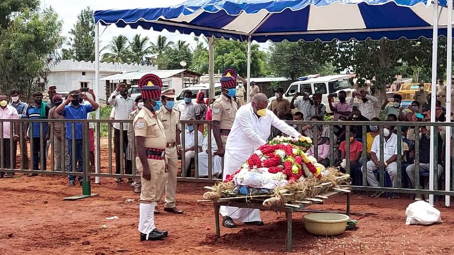 ಬಿ.ಕೆ.ಚಂದ್ರಮೌಳೇಶ್ವರ್ ಪಾರ್ಥಿವ ಶರೀರಕ್ಕೆ ಸಚಿವ ಜೆ.ಸಿ.ಮಾಧುಸ್ವಾಮಿ ಅಂತಿಮ ನಮನ ಸಲ್ಲಿಸಿದರು