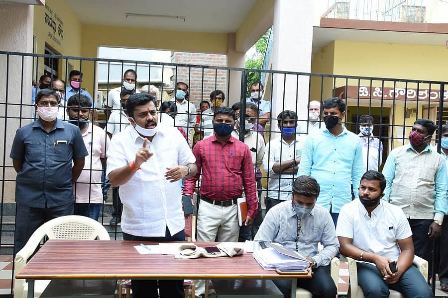 ಗ್ರಾಮ ಪಂಚಾಯಿತಿ ಆಡಳಿತಾಧಿಕಾರಿಗಳ ಸಭೆಯಲ್ಲಿ ಶಾಸಕ ಡಿ.ಸಿ.ಗೌರಿಶಂಕರ್ ಮಾತನಾಡಿದರು