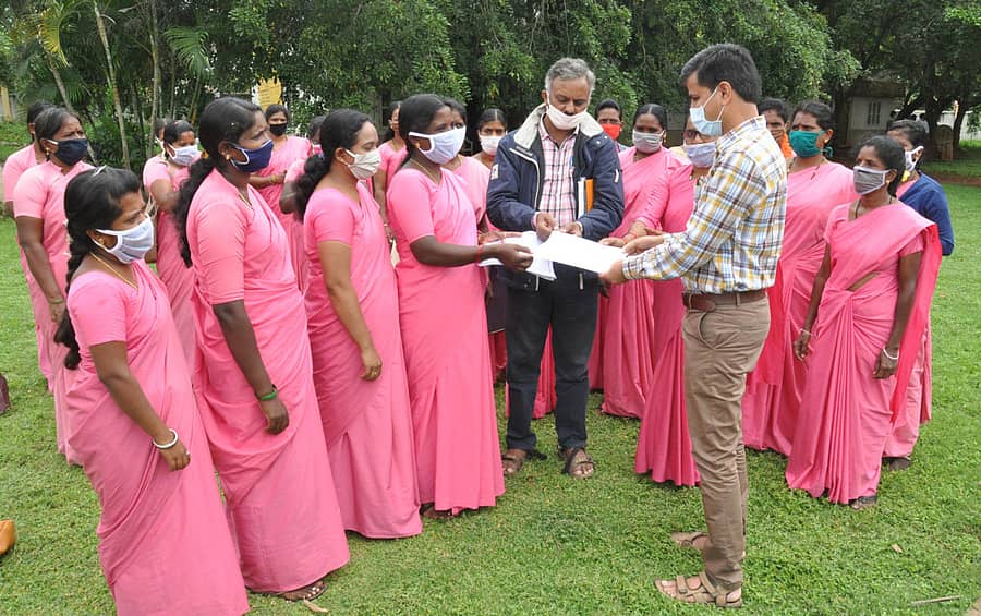 ಆಶಾ ಕಾರ್ಯಕರ್ತೆಯರು ಜಿಲ್ಲಾ ಆರೋಗ್ಯಾಧಿಕಾರಿ ಡಾ. ಎಂ.ಸಿ.ರವಿ ಅವರಿಗೆ ಮನವಿ ಸಲ್ಲಿಸಿದರು