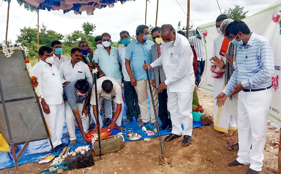 ಹಾವೇರಿ ತಾಲ್ಲೂಕು ಕಳ್ಳಿಹಾಳ ಗ್ರಾಮದಲ್ಲಿ ಶುಕ್ರವಾರ ‘ಪರಿಶಿಷ್ಟ ಜಾತಿ, ಪರಿಶಿಷ್ಟ ಪಂಗಡ ವಸತಿಯುತ ಸರ್ಕಾರಿ ಪ್ರಥಮ ದರ್ಜೆ ಕಾಲೇಜು’ ನಿರ್ಮಾಣದ ಭೂಮಿಪೂಜೆಯನ್ನು ಶಾಸಕ ನೆಹರು ಓಲೇಕಾರ ನೆರವೇರಿಸಿದರು