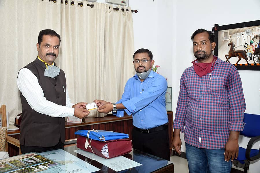 ಕಲಬುರ್ಗಿಯಲ್ಲಿ ಶುಕ್ರವಾರ ಡಾ.ಶಂಕರ ವಣಿಕ್ಯಾಳ ಅವರು ‘ಆಯುಷ್ಮಾನ್ ಭಾರತ್– ಆರೋಗ್ಯ ಕರ್ನಾಟಕ’ ಯೋಜನೆಯ ಕಾರ್ಡ್ ವಿತರಣೆಗೆ ಚಾಲನೆ ನೀಡಿದರು