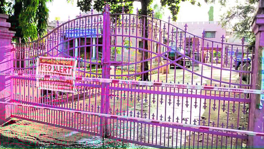 ಆಯುಕ್ತರಿಗೆ ಸೋಂಕು ದೃಢಪಟ್ಟ ಕಾರಣ ನಗರಸಭೆ ಕಾರ್ಯಾಲಯವನ್ನು ಸೀಲ್ಡೌನ್ ಮಾಡಿರುವುದು