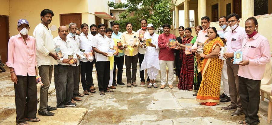 ಕಲಬುರ್ಗಿಯ ವಿಶ್ಜಜ್ಯೋತಿ ಪ್ರತಿಷ್ಠಾನದ ವರ್ಷಾಚರಣೆ ಅಂಗವಾಗಿ ವಿವಿಧ ಶಾಲೆಗಳಿಗೆ ಶುಕ್ರವಾರ ಪುಸ್ತಕ ವಿತರಿಸಲಾಯಿತು