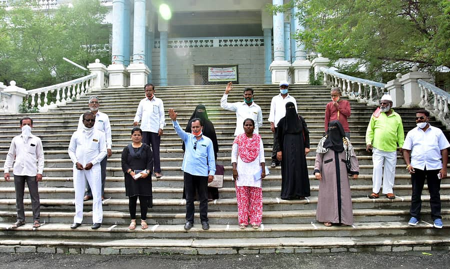 ಖಾಜಿ ಕಚೇರಿಯಲ್ಲಿ ಮುಸ್ಲಿಂ ಸಮಾಜಕ್ಕೆ ಮದುವೆಗೆ ಅನುಮತಿ ಕೊಡಬೇಕು ಎಂದು ಒತ್ತಾಯಿಸಿ ನಯಾ ಸವೇರಾ ಸಂಘಟನೆ ಕಾರ್ಯಕರ್ತರು ಜಿಲ್ಲಾಧಿಕಾರಿಗಳ ಕಚೇರಿ ಎದುರು ಪ್ರತಿಭಟನೆ ನಡೆಸಿದರು