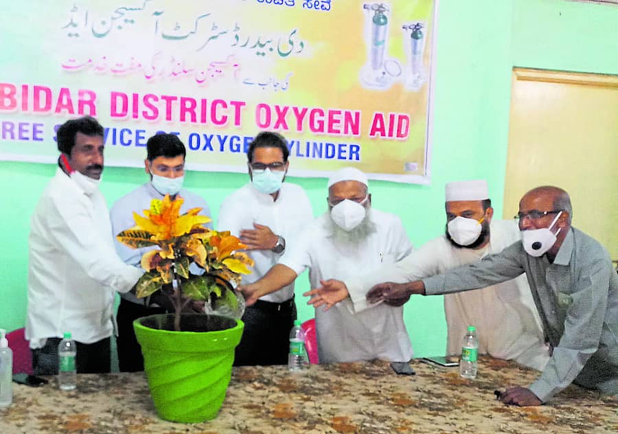 ಬೀದರ್ನ ಸಿದ್ಧಿ ತಾಲೀಂನಲ್ಲಿ ಇರುವ ಉರ್ದು ಹಾಲ್ನಲ್ಲಿ ಡಿಸ್ಟ್ರಿಕ್ಟ್ ಆಕ್ಸಿಜನ್ ಏಡ್ನ ಉಚಿತ ಆಂಬುಲನ್ಸ್ ಹಾಗೂ ಆಮ್ಲಜನಕ ಸೇವೆಗೆ ಜಿಲ್ಲಾಧಿಕಾರಿ ರಾಮಚಂದ್ರನ್ ಆರ್. ಚಾಲನೆ ನೀಡಿದರು