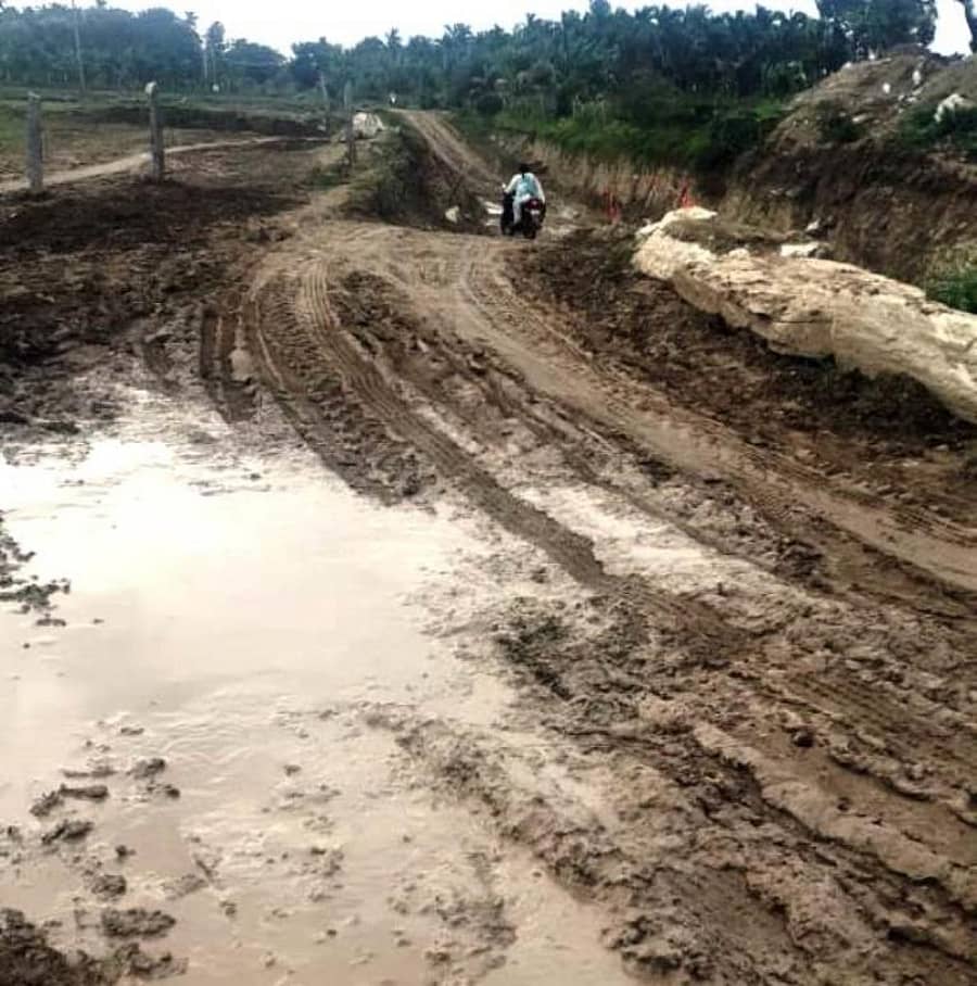 ಅಜ್ಜಂಪುರ ಸಮೀಪ ಹೆಬ್ಬೂರು ಬಳಿಯ ರೈಲ್ವೆ ಕೆಳಸೇತುವೆ ಬದಲಿ ರಸ್ತೆ ಕೆಸರುಮಯವಾಗಿದ್ದು, ಸಂಚಾರಕ್ಕೆ ತೊಡಕಾಗಿದೆ.