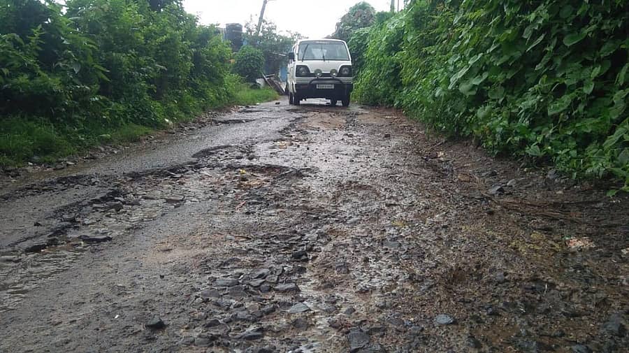 ವಿರಾಜಪೇಟೆಯ ನೆಹರೂನಗರದ ಮುಖ್ಯರಸ್ತೆಯ ದುಸ್ಥಿತಿ