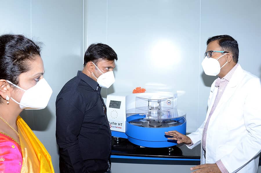 ಹಂಗಾಮಿ ಜಿಲ್ಲಾ ಶಸ್ತ್ರಚಿಕಿತ್ಸಕ ಡಾ.ರಮೇಶ್ ಅವರು ಸಚಿವ ಡಾ.ಕೆ.ಸುಧಾಕರ್ ಅವರಿಗೆ ಪ್ರಯೋಗಾಲಯದ ಬಗ್ಗೆ ಮಾಹಿತಿ ನೀಡಿದರು.