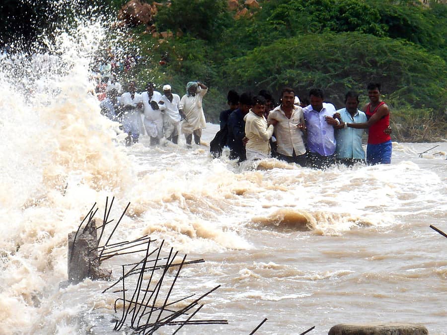 ಕೃಷ್ಣಾ ಪ್ರವಾಹದಿಂದ ಲಿಂಗಸುಗೂರು ತಾಲ್ಲೂಕಿನ ಜಲದುರ್ಗ ಸೇತುವೆ 2019ರ ಆಗಸ್ಟ್ನಲ್ಲಿ ಮುಳುಗಡೆಯಾದ ಪರಿಣಾಮ ನಡುಗಡ್ಡೆಯಲ್ಲಿ ಸಿಲುಕಿದ್ದ ಅಧಿಕಾರಿಗಳನ್ನು ಸ್ಥಳೀಯರು ಸುರಕ್ಷಿತವಾಗಿ ದಾಟಿಸುತ್ತಿರುವುದು (ಸಂಗ್ರಹ ಚಿತ್ರ)
