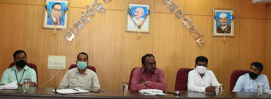 ಮಾಗಡಿ ಪುರಸಭೆಯಲ್ಲಿ ನಡೆದ ಕೋವಿಡ್ ಸೋಂಕು ಹರಡದಂತೆ ತಡೆಗಟ್ಟುವ ಸಭೆಯಲ್ಲಿ ಶಾಸಕ ಎ.ಮಂಜುನಾಥ ಮಾತನಾಡಿದರು. ತಹಶೀಲ್ದಾರ್ ಬಿ.ಜಿ.ಶ್ರೀನಿವಾಸ ಪ್ರಸಾದ್ ಇದ್ದರು