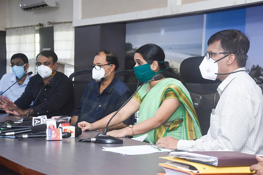 ಕೋವಿಡ್ ಸೋಂಕಿನ ನಿಯಂತ್ರಣ ಮತ್ತು ಚಿಕಿತ್ಸಾ ನಿರ್ವಹಣೆ ಕುರಿತು ದಕ್ಷಿಣ ಕನ್ನಡ ಜಿಲ್ಲಾಧಿಕಾರಿ ಸಿಂಧೂ ಬಿ.ರೂಪೇಶ್ ಅವರು ಶನಿವಾರ ಪತ್ರಿಕಾಗೋಷ್ಠಿಯಲ್ಲಿ ಮಾತನಾಡಿದರು– ಪ್ರಜಾವಾಣಿ ಚಿತ್ರ