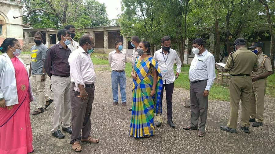 ಕೆಜಿಎಫ್ ಚಾಂಪಿಯನ್ ರೀಫ್ಸ್ ಬಿಜಿಎಂಎಲ್ ಆಸ್ಪತ್ರೆಗೆ ಆರೋಗ್ಯ ಇಲಾಖೆ ಅಧಿಕಾರಿಗಳು ಶುಕ್ರವಾರ ಭೇಟಿ ನೀಡಿ ಪರಿಶೀಲಿಸಿದರು