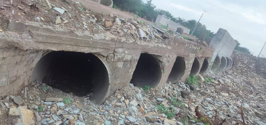 ಶಹಾಬಾದ್ ತಾಲ್ಲೂಕಿನ ಭಂಕೂರ– ಮುತ್ತಗಾ ರಸ್ತೆಯಲ್ಲಿ ಸೇತುವೆಯ ಹಳೆಯ ರಿಂಗ್ಗಳನ್ನು ಅರ್ಧದಷ್ಟು ಬೀಳಿಸಿ, ಹನ್ನೆರಡರ ಬದಲು ಕೇವಲ ನಾಲ್ಕು ರಿಂಗ್ಗಳನ್ನು ಹಾಕಿರುವುದು