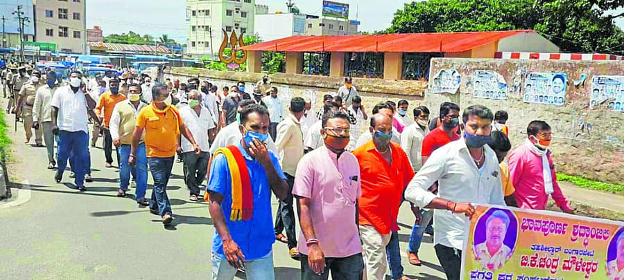 ಬಂಗಾರಪೇಟೆಯಲ್ಲಿ ತಹಶೀಲ್ದಾರ್ ಹತ್ಯೆ ಖಂಡಿಸಿ ಪ್ರಗತಿ ಪರ ಸಂಘಟನೆಗಳ ಕಾರ್ಯಕರ್ತರು ಪ್ರತಿಭಟನಾ ಮೆರವಣಿಗೆ ಮಾಡಿದರು (ಎಡಚಿತ್ರ). ಬಂಗಾರಪೇಟೆಯಲ್ಲಿ ಪ್ರಗತಿಪರ ಸಂಘಟನೆಗಳು ಕರೆ ನೀಡಿದ್ದ ಬಂದ್ ಪ್ರಯುಕ್ತ ಬಜಾರು ರಸ್ತೆ ಜನರಿಲ್ಲದೆ ಬಿಕೋ ಎನ್ನುತಿತ್ತು