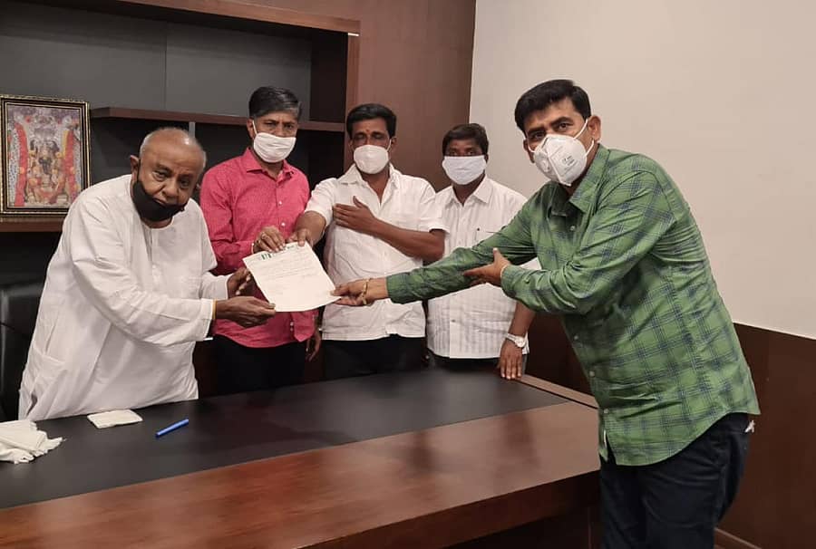 ಜೆಡಿಎಸ್ ವರಿಷ್ಠ ಎಚ್.ಡಿ.ದೇವೇಗೌಡ ಅವರು ಶನಿವಾರ ಬೆಂಗಳೂರಿನಲ್ಲಿ ಕೆ.ಎಂ.ಮುನೇಗೌಡ ಅವರಿಗೆ ನೇಮಕಾತಿ ಆದೇಶ ಪತ್ರ ನೀಡಿದರು.