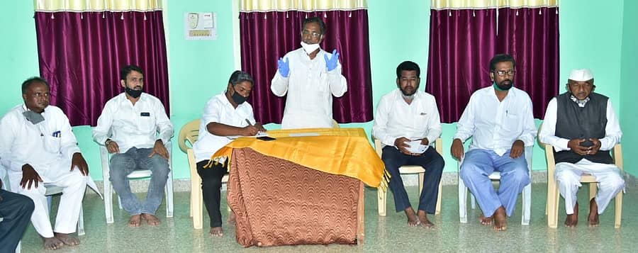 ಕಲಬುರ್ಗಿಯಲ್ಲಿ ಶನಿವಾರ ನಡೆದ ಜೆಡಿಎಸ್ ಜಿಲ್ಲಾ ಘಟಕದ ಸಭೆಯಲ್ಲಿ ಶಾಮರಾವ್ ಸೂರನ್ ಮಾತನಾಡಿದರು