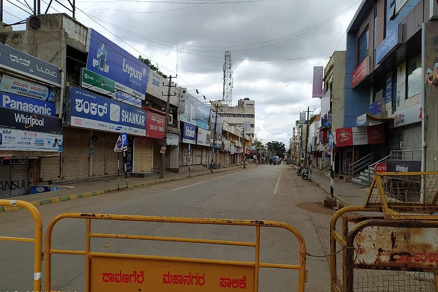 ದಾವಣಗೆರೆಯ ಅಶೋಕ ರಸ್ತೆಯಲ್ಲಿ ಅಂಗಡಿಗಳು ಬಂದ್ ಆಗಿರುವ ದೃಶ್ಯ