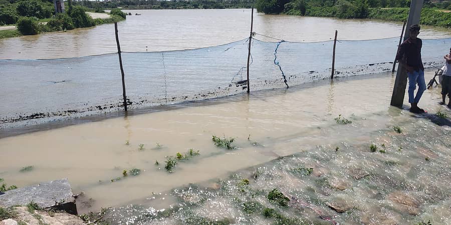 ಮುಳಬಾಗಿಲು ತಾಲ್ಲೂಕು ದೊಡ್ಡಗೂಕುಂಟೆ ಗ್ರಾಮದ ಹೊಸಕೆರೆಯಿಂದ ನೀರು ಹರಿಯುತ್ತಿರುವುದು