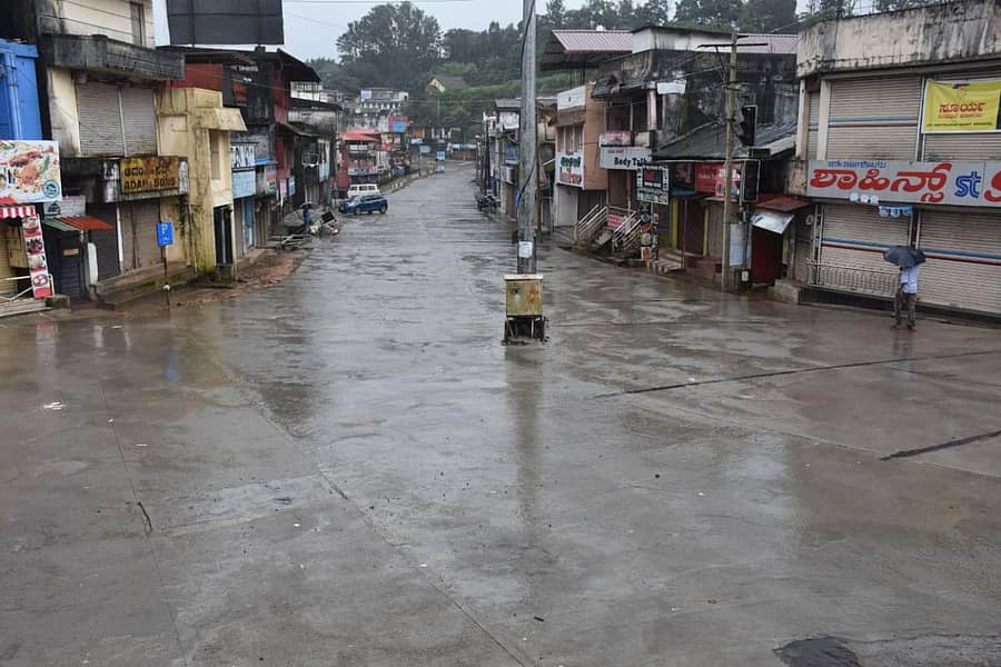 ಮಡಿಕೇರಿಯ ಚೌಕಿಯಲ್ಲಿ ಭಾನುವಾರ ಕಂಡುಬಂದ ದೃಶ್ಯ