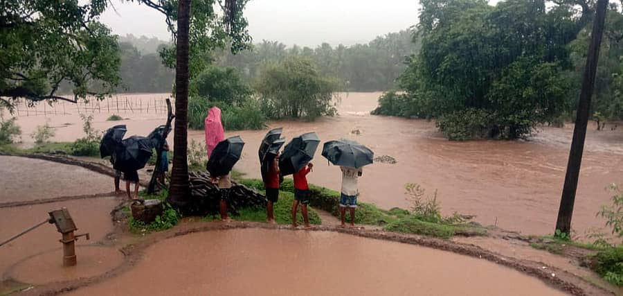 ಕಾರವಾರ ತಾಲ್ಲೂಕಿನ ನಗೆ ಗ್ರಾಮದಲ್ಲಿ ಗದ್ದೆಯ ಮೇಲೆ ಹಳ್ಳದ ನೀರು ಹರಿಯುವುದನ್ನು ಕೃಷಿಕರು ಅಸಹಾಯಕರಾಗಿ ನೋಡುತ್ತಿರುವುದು