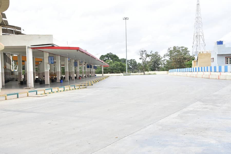 ಲಾಕ್ಡೌನ್ ಕಾರಣಕ್ಕೆ ಚಿಕ್ಕಬಳ್ಳಾಪುರದ ಕೆೆಎಸ್ಆರ್ಟಿಸಿ ಬಸ್ ನಿಲ್ದಾಣ ಬಿಕೋ ಎನ್ನುತ್ತಿತ್ತು.