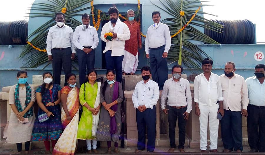 ಹುಣಸಗಿ ತಾಲ್ಲೂಕಿನ ನಾರಾಯಣಪುರದ ಬಸವಸಾಗರದ ಗೇಟ್‌ಗೆ ಪೂಜೆ ಸಲ್ಲಿಸಿ ನದಿಗೆ ನೀರು ಹರಿ ಬಿಡಲಾಯಿತು