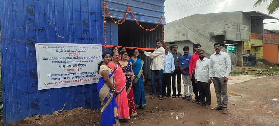 ಬೆಳಗಾವಿ ಜಿಲ್ಲೆ ಖಾನಾಪುರ ತಾಲ್ಲೂಕಿನ ನಂದಗಡ ಗ್ರಾಮ ಪಂಚಾಯಿತಿಯಲ್ಲಿ ಆರಂಭಿಸಿರುವ ‘ಮುಕ್ತಿ’ ಯೋಜನೆಯ ಶೆಡ್ ಅನ್ನು ಅಧ್ಯಕ್ಷ ಮಹಮ್ಮದ್ ಶಫಿ ಈಚೆಗೆ ಉದ್ಘಾಟಿಸಿದರು