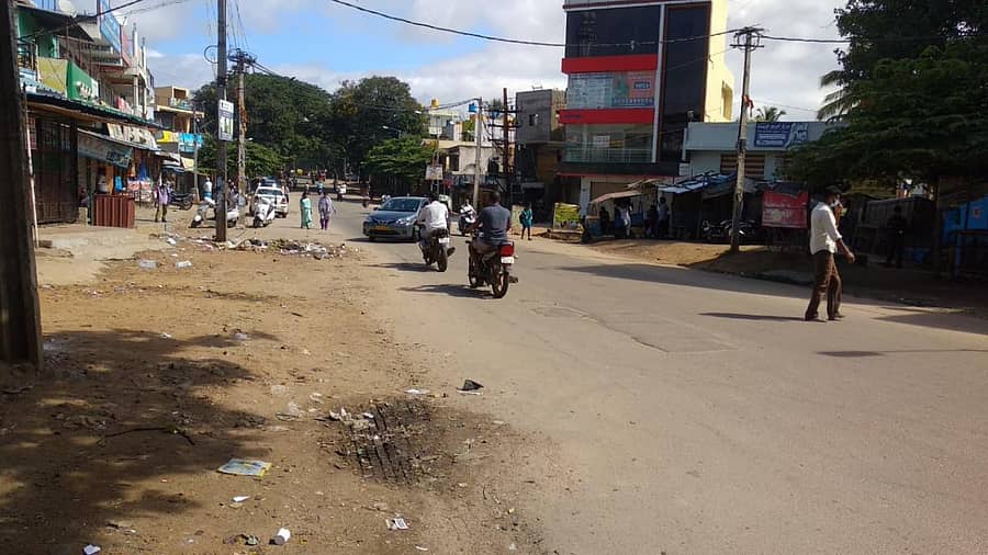 ರಾಮನಗರ-ಮಾಗಡಿ ರಸ್ತೆಯಲ್ಲಿ ಭಾನುವಾರ ಜನರು ಹಾಗೂ ವಾಹನಗಳ ಓಡಾಟ ಕಂಡುಬಂದಿತು