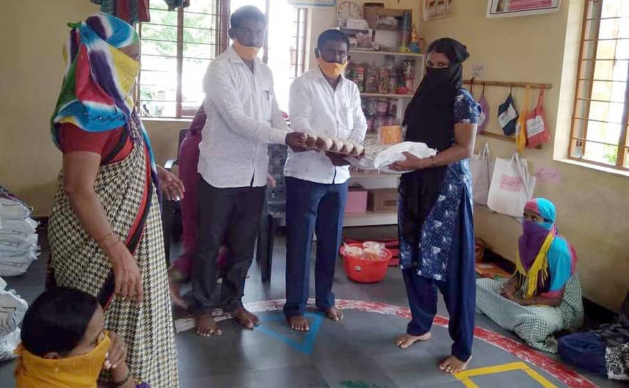 ಯಾದಗಿರಿಯ ವಾರ್ಡ್ ನಂ 31ರ ರಾಜೀವ್ ಗಾಂಧಿ ನಗರದ ಅಂಗನವಾಡಿ ಕೇಂದ್ರದಲ್ಲಿ ಪೌಷ್ಟಿಕ ಆಹಾರ ಕಿಟ್‌ ಅನ್ನು ನಗರಸಭೆ ಸದಸ್ಯ ಸ್ವಾಮಿದೇವ ದಾಸನಕೇರಿ ವಿತರಿಸಿದರು