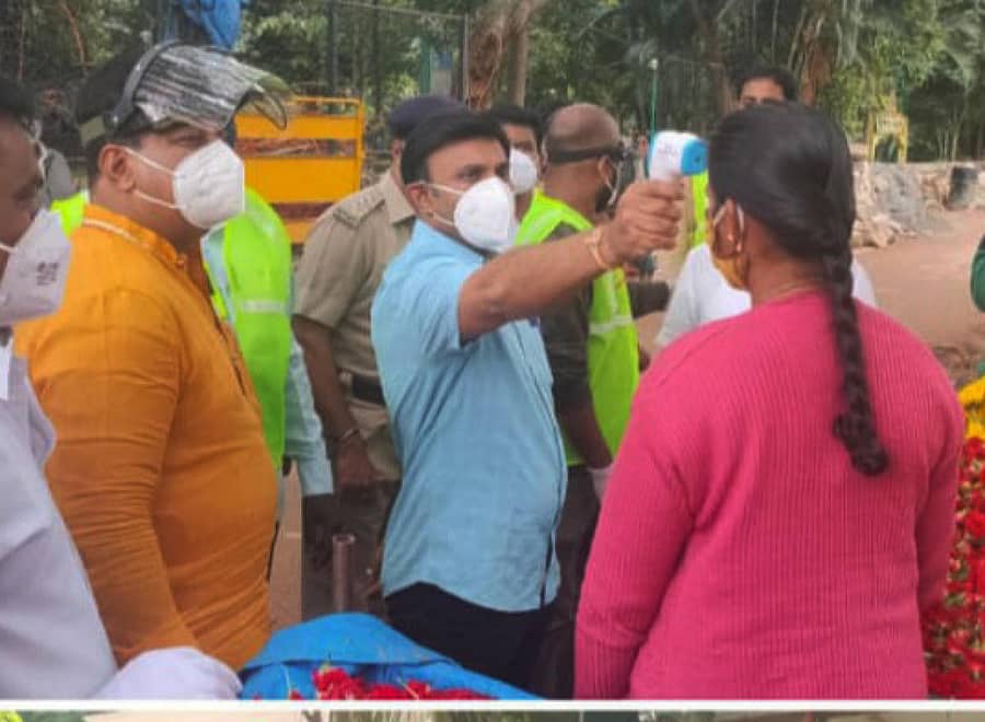 ಹೂವಿನ ವ್ಯಾಪಾರಿಯೊಬ್ಬರ ಆರೋಗ್ಯ ಪರೀಕ್ಷೆಯನ್ನು ಸಚಿವ ಡಾ. ಕೆ.ಸುಧಾಕರ್ ನಡೆಸಿದರು. ಶಾಸಕ ಎಸ್.ಆರ್.ವಿಶ್ವನಾಥ್ ಇದ್ದರು