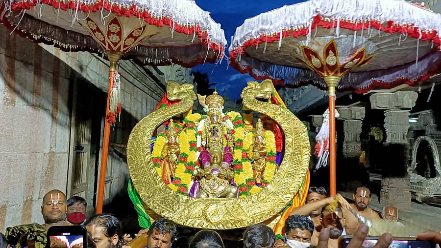 ಮೇಲುಕೋಟೆ ಶ್ರೀಚೆಲುವನಾರಾಯಣಸ್ವಾಮಿಗೆ ಭಾನುವಾರ ಶ್ರೀಕೃಷ್ಣರಾಜಮುಡಿ ಉತ್ಸವ ವೈಭವದಿಂದ ನೆರವೇರಿತು