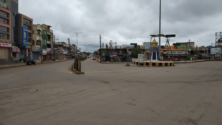 ಹಾವೇರಿಯಲ್ಲಿ ಭಾನುವಾರದ ಲಾಕ್ ಡೌನ್ ಗೆ ಜನರಿಂದ ಉತ್ತಮ ಪ್ರತಿಕ್ರಿಯೆ ವ್ಯಕ್ತವಾಗಿದ್ದು, ನಗರ ಸಂಪೂರ್ಣ ಸ್ತಬ್ಧವಾಗಿದೆ.