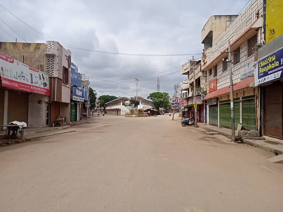 ಹೊಸಪೇಟೆಯ ಮಹಾತ್ಮ ಗಾಂಧಿ ವೃತ್ತ ನಿರ್ಜನವಾಗಿರುವುದು
