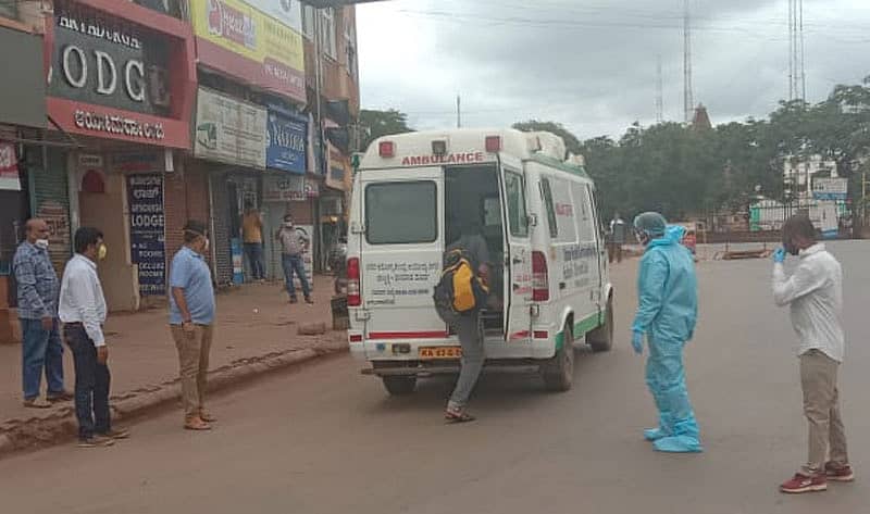 ಹುಬ್ಬಳ್ಳಿಯಲ್ಲಿ ಸೋಂಕಿತನನ್ನು ಆಸ್ಪತ್ರೆಗೆ ಕರೆದೊಯ್ಯುತ್ತಿರುವುದು